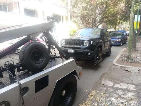 Maquinaria pesada amarrada sobre plataforma para su traslado