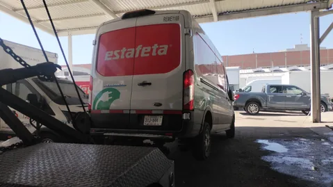 Grúa de arrastre remolcando una unidad pesada en vialidad