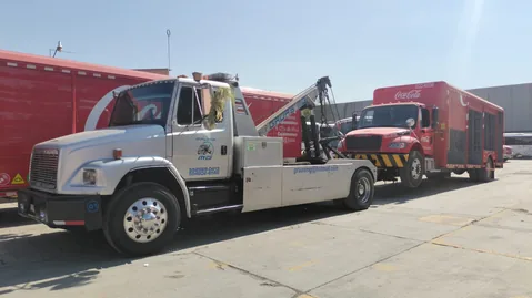 Grúa Freightliner de arrastre remolcando un camión pesado