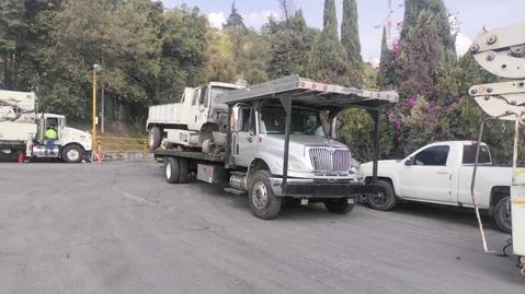 Servicio de grúa plataforma (International) transportando equipo pesado en CDMX y Estado de México — foto 3